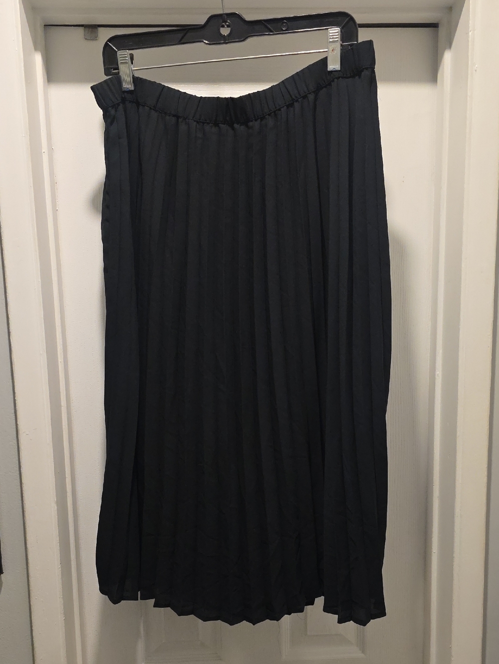 Ava & Viv Black Pleated Midi Skirt